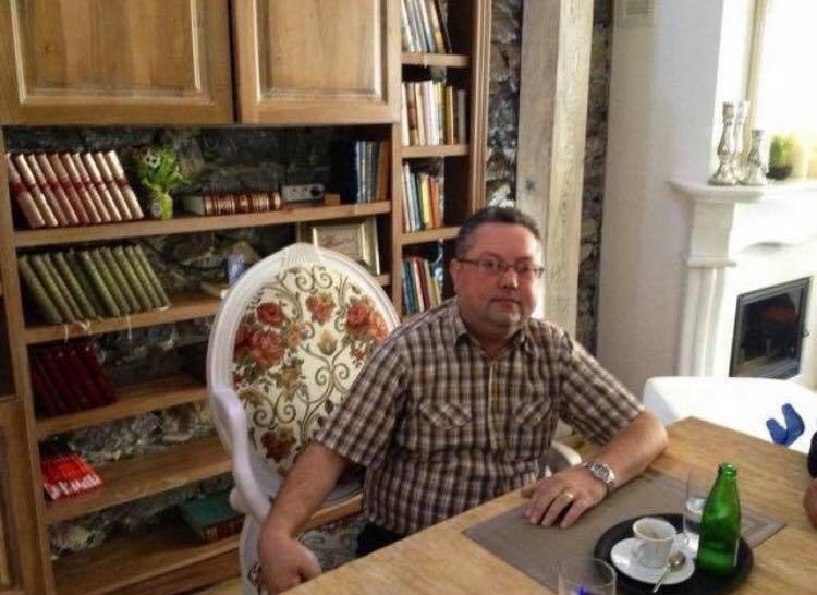 Ferid Muratović u svojoj biblioteci