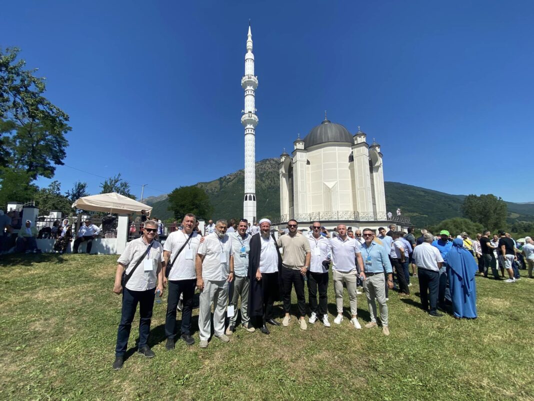 Ispred Šehidske džamije Vojno selo, Plav