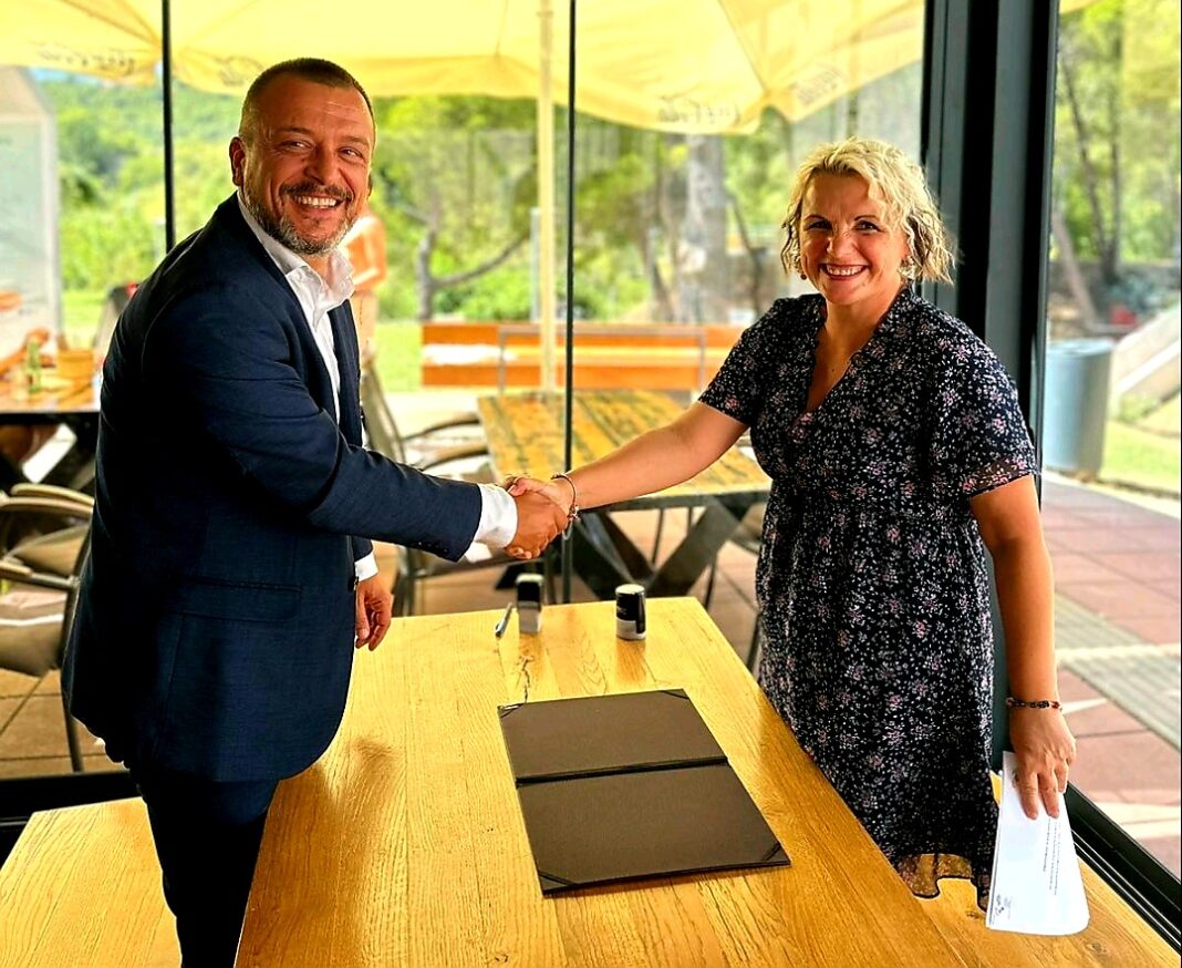Protokol o saradnji Nemanja Kuljača, direktor Turističke organizacije opštine Budva i Jelena Stupalo, direktorica Turističke zajednice Solina. FOTO TO-BUDVA