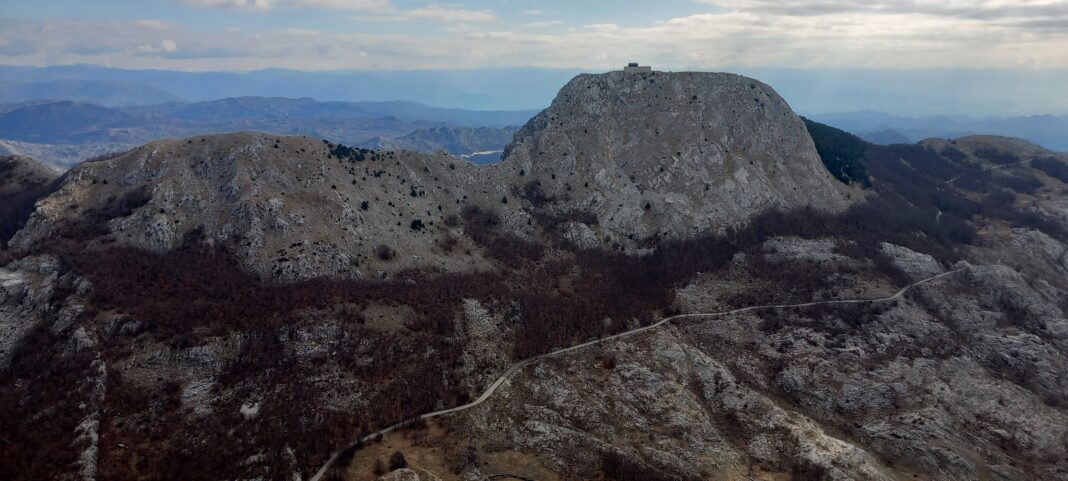 Lovćen u jutarnjim bojama između zemlje i neba