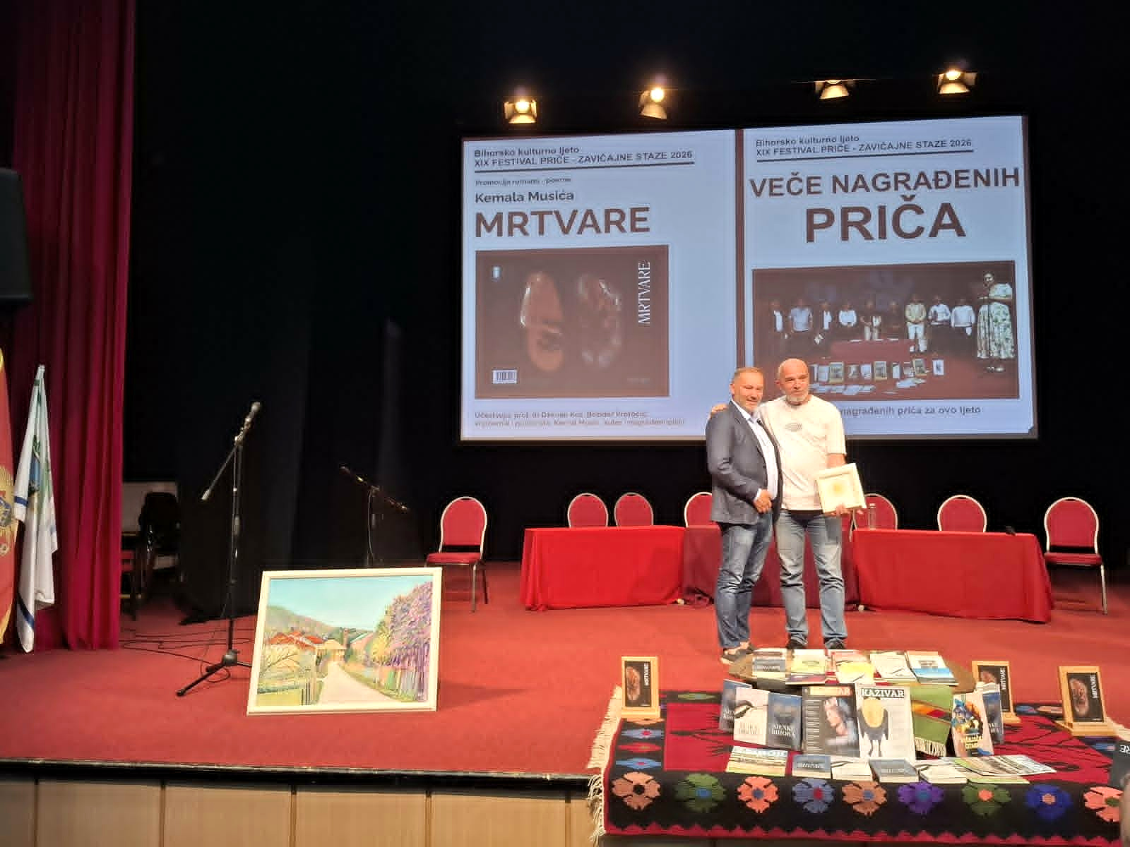 Petnjica, veče u kojem su priče bile jače od odlazaka i zaborava 7 Knjizevnik Enver Muratovic i Edin Medo Latic dobrotvor humanista i predstavnik Zavicajnog kluba %E2%80%9EBihor nakon urucenja prve nagrade koju je Muratovic primio u ime Saladina Dina Burdzovica. Radio televizija Rožaje